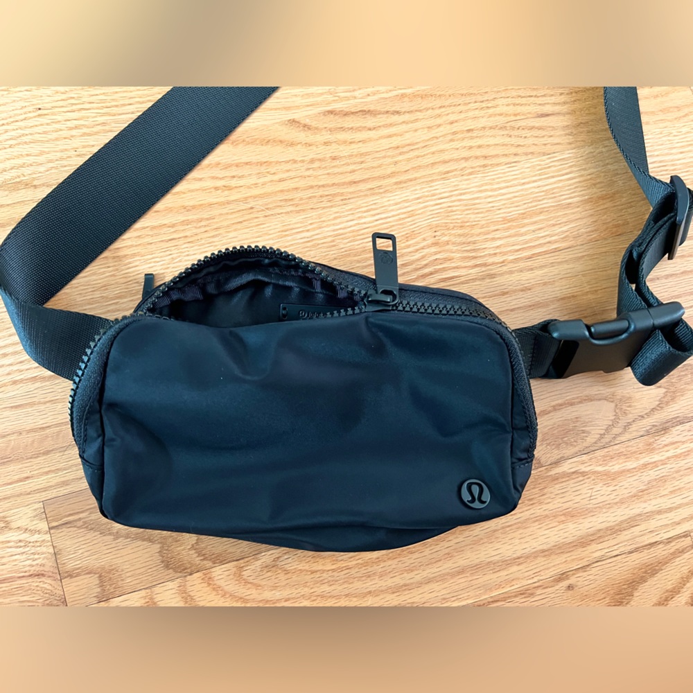 Lululemon belt bag black